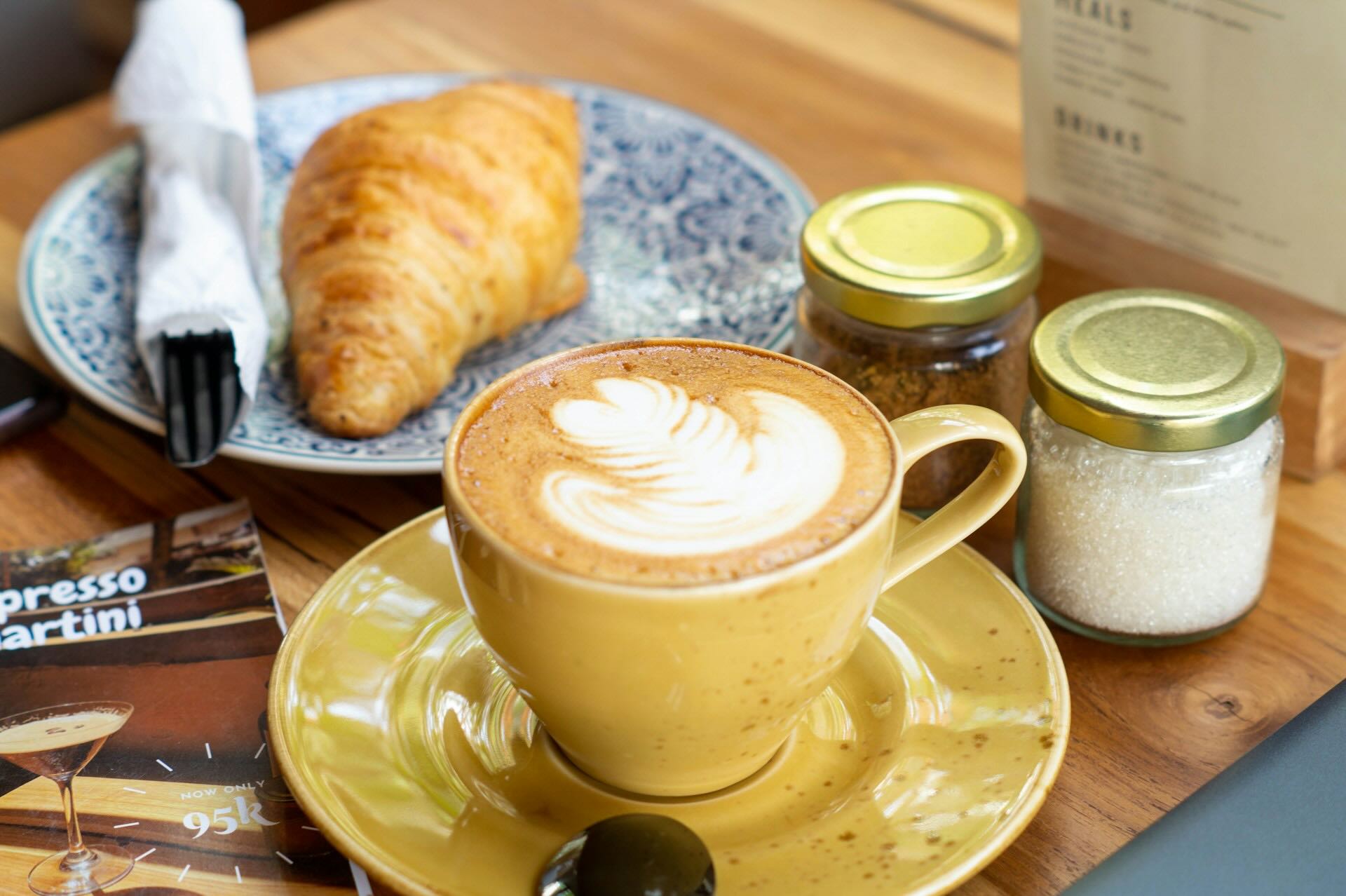 Top Coffee Shops and Breakfast Near Your MakVacation Rental